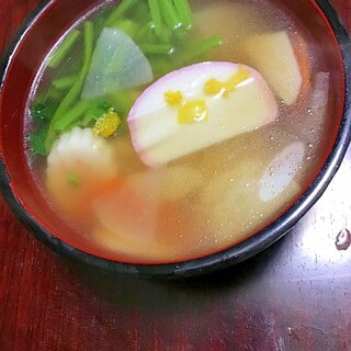 親芋と蒲鉾と鶏ももなどの御雑煮。